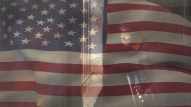 Amerikan bayrağının melez erkek askere karşı canlandırılması. Askerlik, vatanseverlik ve ulusal bayraklar dijital olarak oluşturulmuş video konsepti.