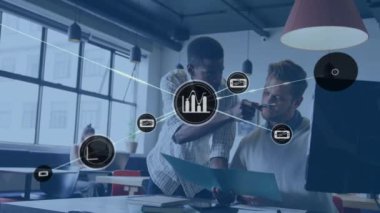 Ofisteki çeşitli iş adamları üzerinde grafik simgeleriyle bağlantı ağının animasyonu. Küresel finans, iş, bağlantılar, hesaplama ve veri işleme kavramı dijital olarak oluşturulmuş video.