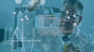 Kimyasal formülün animasyonu ve deneyler yapan beyaz erkek bilim adamı üzerinde veri işleme. Teknoloji, bilim ve dijital arayüz kavramı dijital olarak oluşturulmuş video.