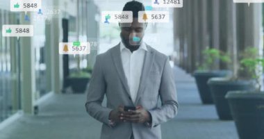 Akıllı telefon kullanan iki ırklı adamın medya simgelerinin animasyonu. İş, sosyal medya ve dijital arayüz kavramı dijital olarak oluşturulmuş video.