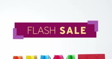 Renkli alışveriş çantalarının üzerinde satılık kısa mesaj animasyonu. indirimler, promosyon, perakende, pazarlama, reklam, ekommerce