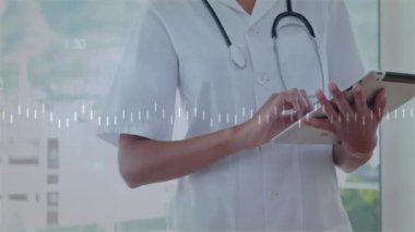 Hastanede tablet kullanan melez bir kadın doktor üzerinde veri işleme animasyonu. Küresel tıp, sağlık, bilgisayar ve dijital arayüz kavramı dijital olarak oluşturulmuş video.