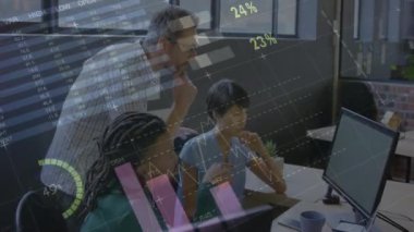 Muhtelif meslektaşların ofiste iş görüşmesi üzerine finansal veri işleme animasyonu. Küresel iş, finans, bilgisayar ve dijital arayüz kavramı dijital olarak oluşturulmuş video.