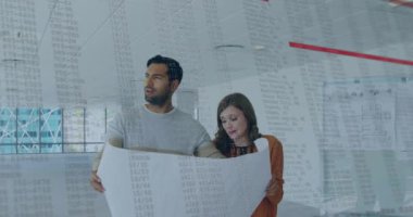 Ofisteki çeşitli iş adamları üzerinde finansal veri işleme animasyonu. Küresel finans, iş, bağlantılar, hesaplama ve veri işleme kavramı dijital olarak oluşturulmuş video.
