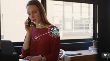 Akıllı telefon kullanan Kafkas iş kadını üzerinden insanlarla bağlantı kurma simgelerinin canlandırılması.