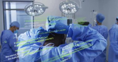 Operasyon sırasında çeşitli cerrahlar üzerinde veri işleme animasyonu. Küresel tıp ve dijital arayüz kavramı dijital olarak oluşturulmuş video.