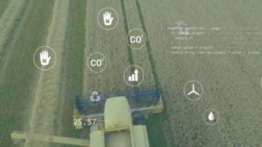Çevresel verileri ve sürdürülebilirlik animasyonunu temsil eden ikonlar tarım arazilerinin havadan görünüşü üzerinde. Çevre dostu, teknoloji, tarım, izleme, yenilik, koruma