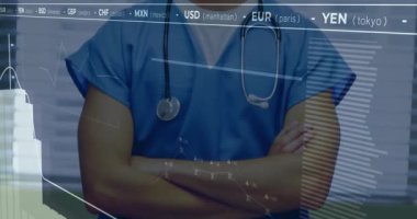 Hastanedeki çift ırklı erkek doktor üzerinde finansal veri işleme animasyonu. Küresel tıp, sağlık ve dijital arayüz kavramı dijital olarak üretilen video.