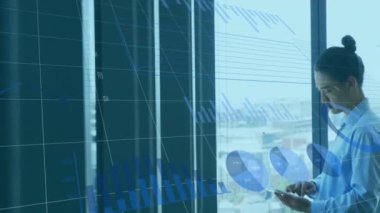 Ofisteki tablet kullanılarak Asyalı iş adamının finansal veri işleme animasyonu. Küresel iş, finans, bilgisayar ve dijital arayüz kavramı dijital olarak oluşturulmuş video.