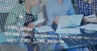Muhtelif meslektaşların ofiste iş görüşmesi üzerine finansal veri işleme animasyonu. Küresel iş, finans, bilgisayar ve dijital arayüz kavramı dijital olarak oluşturulmuş video.