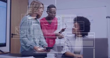 Çeşitli iş adamlarının birlikte çalışması üzerine finansal veri işleme animasyonu. Küresel finans, iş, bağlantılar, hesaplama ve veri işleme kavramı dijital olarak oluşturulmuş video.