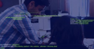 Ofisteki çeşitli iş adamları üzerinde veri işleme animasyonu. Küresel finans, iş, bağlantılar, hesaplama ve veri işleme kavramı dijital olarak oluşturulmuş video.