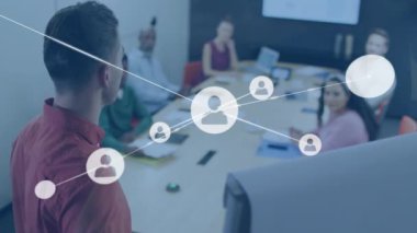 Ofisteki farklı iş adamlarının insanlarla olan bağlantılarının animasyonu. Küresel finans, iş, bağlantılar, hesaplama ve veri işleme kavramı dijital olarak oluşturulmuş video.