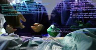 Operasyon sırasında çeşitli cerrahlar üzerinde veri işleme animasyonu. Küresel tıp ve dijital arayüz kavramı dijital olarak oluşturulmuş video.