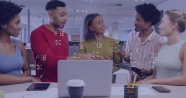 Çeşitli iş adamlarının birlikte çalışması üzerine finansal veri işleme animasyonu. Küresel finans, iş, bağlantılar, hesaplama ve veri işleme kavramı dijital olarak oluşturulmuş video.