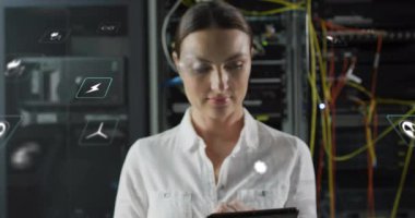 Beyaz iş kadınlarının bilgisayar sunucuları tarafından ekolojik simgelerin ve veri işlemlerinin animasyonu. Küresel çevre, bağlantılar, hesaplama ve veri işleme kavramı dijital olarak oluşturulmuş video.