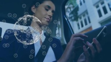 Arabada akıllı telefon kullanan, küresel ağ bağlantıları olan bir kadın. Teknoloji, mobil, iletişim, dijital, sürücü, navigasyon