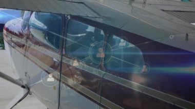 Bağlantılar ağı ve sosyal medya simgeleri uçak pencereleri üzerinde animasyon. Teknoloji, bağlantı, ağ, dijital, seyahat, iletişim