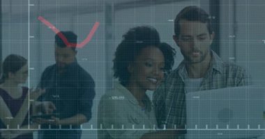 Muhtelif meslektaşların ofiste iş görüşmesi üzerine finansal veri işleme animasyonu. Küresel iş, finans, bilgisayar ve dijital arayüz kavramı dijital olarak oluşturulmuş video.