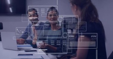 Çeşitli meslektaşların konuştuğu veri işleme ve diyagramların animasyonu. Teknoloji, iş ve dijital arayüz kavramı dijital olarak oluşturulmuş video.