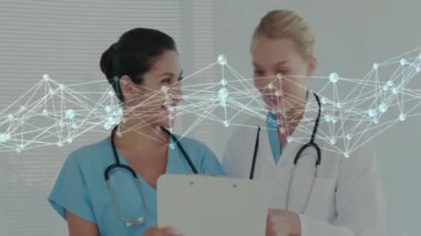 Muhtelif doktorların hastanede iş görüşmesi üzerine bağlantı ağının animasyonu. Küresel tıp, sağlık, bilgisayar ve dijital arayüz kavramı dijital olarak oluşturulmuş video.