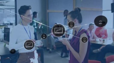 Ofisteki çeşitli iş adamları üzerinde aygıt simgeleriyle bağlantı ağının animasyonu. Küresel finans, iş, bağlantılar, hesaplama ve veri işleme kavramı dijital olarak oluşturulmuş video.