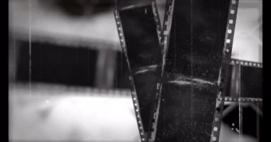 Beyaz arka plandaki film stoğunda parazitlenme, kopyalama alanı. Eğlence ve film konsepti dijital olarak oluşturulmuş video