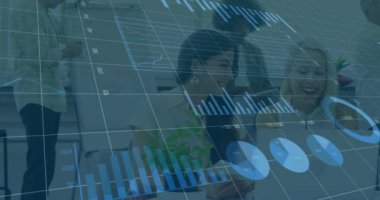 Muhtelif meslektaşların ofiste iş görüşmesi üzerine finansal veri işleme animasyonu. Küresel iş, finans, bilgisayar ve dijital arayüz kavramı dijital olarak oluşturulmuş video.
