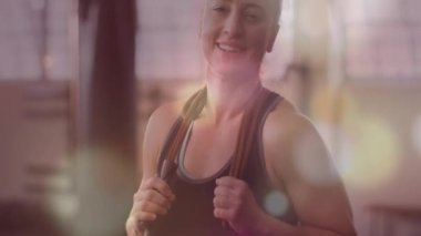 Elinde renkli ışık animasyonuyla atlama halatı tutan gülümseyen kadın. Fitness, egzersiz, egzersiz, eğitim, aktif, sağlıklı