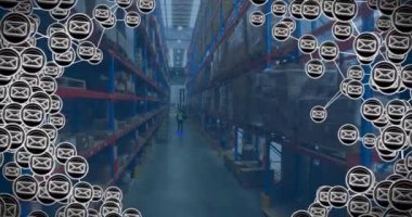 Depodaki beyaz erkek işçinin üzerindeki zarf simgelerinin animasyonu. İş, dağıtım ve dijital arayüz kavramı dijital olarak oluşturulmuş video.