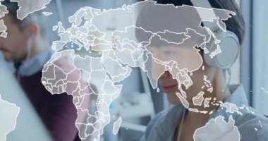 Ofiste çalışan çeşitli meslektaşlar üzerine dünya haritasının animasyonu. İş, teknoloji ve dijital arayüz kavramı dijital olarak oluşturuldu.