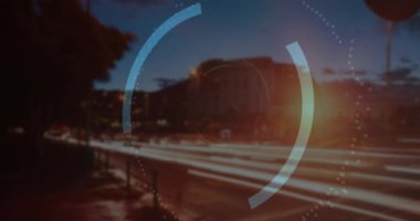 Şehir manzarası üzerinde ikili kodlama ve zarf simgesi animasyonu. Küresel iş ve dijital arayüz kavramı dijital olarak oluşturulmuş video.