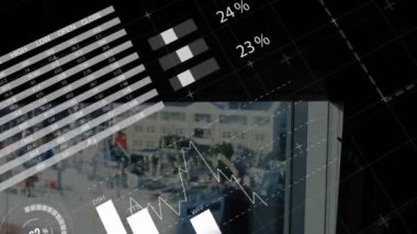 Akıllı telefon kullanan beyaz iş adamının finansal veri işleme animasyonu. Küresel finans, iş, bağlantılar, hesaplama ve veri işleme kavramı dijital olarak oluşturulmuş video.