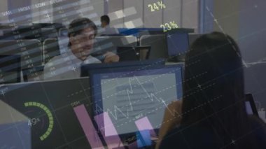 Muhtelif meslektaşların ofiste iş görüşmesi üzerine finansal veri işleme animasyonu. Küresel iş, finans, bilgisayar ve dijital arayüz kavramı dijital olarak oluşturulmuş video.