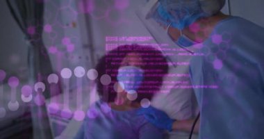 Yatakta hasta ve çift ırklı kadın doktor üzerinde DNA iplikçikleri ve veri işleme animasyonu. Teknoloji, tıp ve dijital arayüz kavramı dijital olarak oluşturulmuş video.