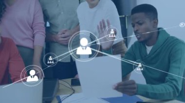 Ofisteki farklı iş adamlarının insanlarla olan bağlantılarının animasyonu. Küresel finans, iş, bağlantılar, hesaplama ve veri işleme kavramı dijital olarak oluşturulmuş video.