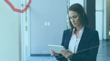 Ofiste tablet kullanan beyaz iş kadınının finansal veri işleme animasyonu. Küresel iş, finans, bilgisayar ve dijital arayüz kavramı dijital olarak oluşturulmuş video.