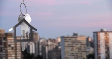 Gümüş ev anahtarının animasyonu ve şehir manzarası üzerindeki jey fob. Özellik, ev, gayrimenkul, mülkiyet ve bağlantılar dijital olarak oluşturulmuş video konsepti.