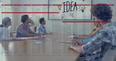Ofisteki çeşitli iş adamları üzerinde finansal veri işleme animasyonu. Küresel finans, iş, bağlantılar, hesaplama ve veri işleme kavramı dijital olarak oluşturulmuş video.