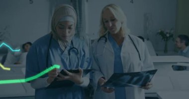 Hastanedeki çeşitli kadın doktorların finansal veri işleme animasyonları. Küresel tıp, sağlık ve dijital arayüz kavramı dijital olarak üretilen video.