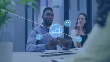 Ofisteki çeşitli iş adamları üzerinde aygıt simgeleriyle bağlantı ağının animasyonu. Küresel finans, iş, bağlantılar, hesaplama ve veri işleme kavramı dijital olarak oluşturulmuş video.