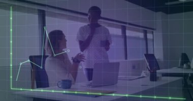 Muhtelif meslektaşların ofiste iş görüşmesi üzerine finansal veri işleme animasyonu. Küresel iş, finans, bilgisayar ve dijital arayüz kavramı dijital olarak oluşturulmuş video.