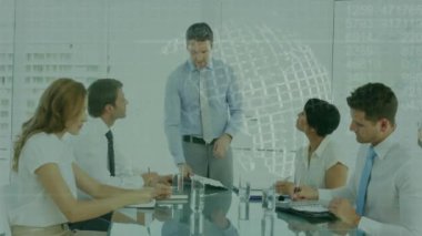 Küresel ağ animasyonuyla toplantı, konferans odasındaki profesyonellerle ilgili. takım çalışması, işbirliği, dijital, teknoloji, strateji, yenilik