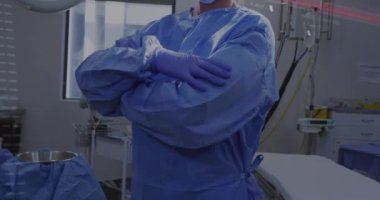 Yüz maskeli beyaz erkek cerrah üzerinde veri işleme animasyonu. Teknoloji, tıp ve dijital arayüz kavramı dijital olarak oluşturulmuş video.