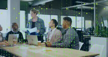 Ofisteki çeşitli iş adamları üzerinde ikili kodlama veri işleme animasyonu. Küresel finans, iş, bağlantılar, hesaplama ve veri işleme kavramı dijital olarak oluşturulmuş video.