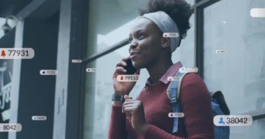 Akıllı telefon kullanan iki ırklı kadının medya simgelerinin canlandırılması. İş, sosyal medya ve dijital arayüz kavramı dijital olarak oluşturulmuş video.