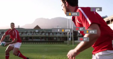 Çeşitli ragbi oyuncuları üzerinde simge ve veri işleme animasyonları. Küresel spor, rekabet, bağlantılar, hesaplama ve veri işleme kavramı dijital olarak oluşturulmuş video.