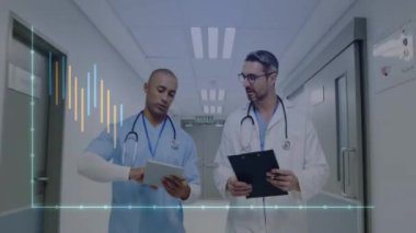 Çeşitli doktorlar üzerinde dijital veri işleme animasyonu. Küresel tıp, bağlantılar, hesaplama ve veri işleme kavramı dijital olarak oluşturulmuş video.