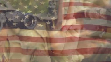 Çeşitli erkek askerler üzerinde ABD bayrağının canlandırılması. Askerlik, vatanseverlik ve ulusal bayraklar dijital olarak oluşturulmuş video konsepti.