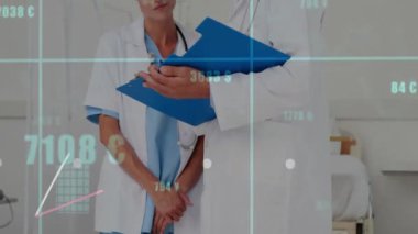 Hastanedeki işleri tartışan çeşitli doktorların veri işleme animasyonları. Küresel tıp, sağlık, bilgisayar ve dijital arayüz kavramı dijital olarak oluşturulmuş video.